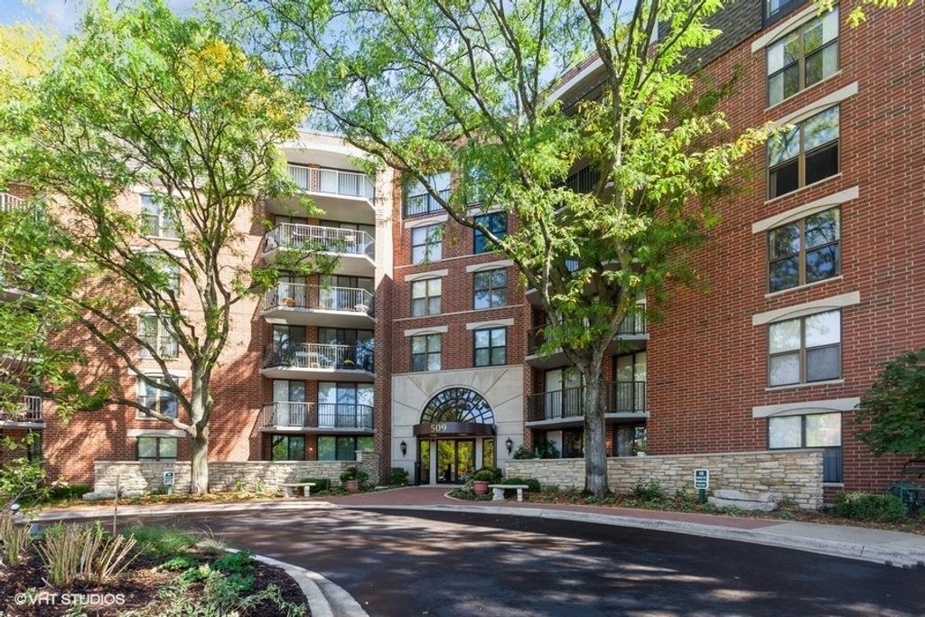 Photo for 509 AURORA Avenue #308, Naperville, IL 60540 (MLS # 12453517)