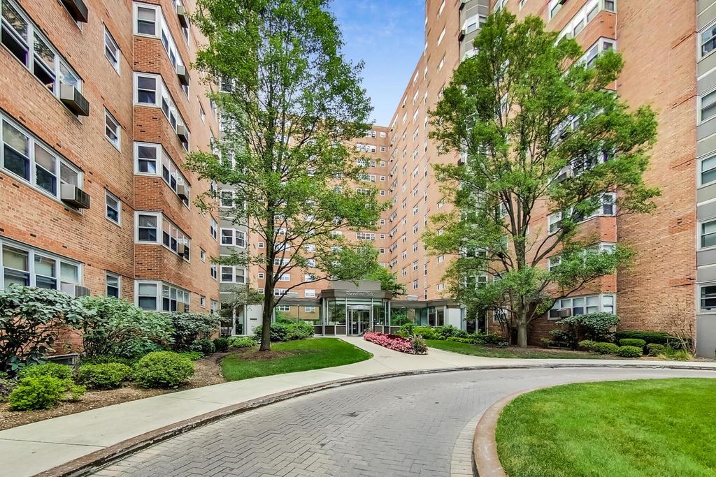 Photo for 4950 N Marine Drive #1402, Chicago, IL 60640 (MLS # 12507504)