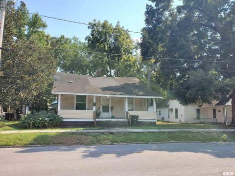 Photo of 307 W SYCAMORE Street, Carbondale, IL 62901 (MLS # EB458503)
