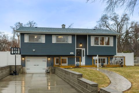 Photo of 714 E Emerson Avenue, Lombard, IL 60148 (MLS # 12586118)