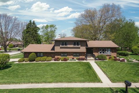 Photo of 2502 Yorktown Drive, Bloomington, IL 61704 (MLS # 12626091)