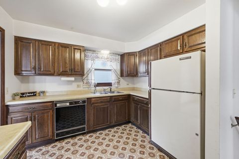 Tiny photo for 629 N Lakeview Drive, Round Lake, IL 60073 (MLS # 12645597)