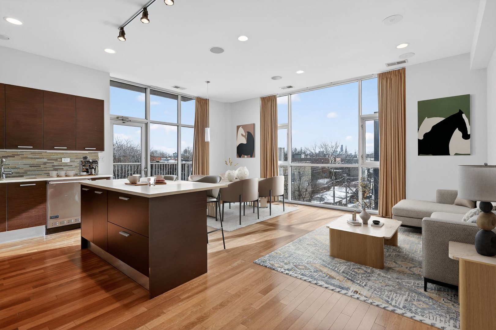 1550 W CORNELIA Avenue 401