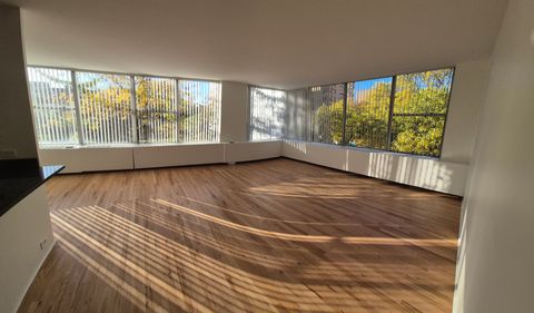 Tiny photo for 5757 N Sheridan Road #3J, Chicago, IL 60660 (MLS # 12515978)