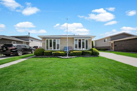Photo of 10125 S Komensky Avenue, Oak Lawn, IL 60453 (MLS # 12586499)