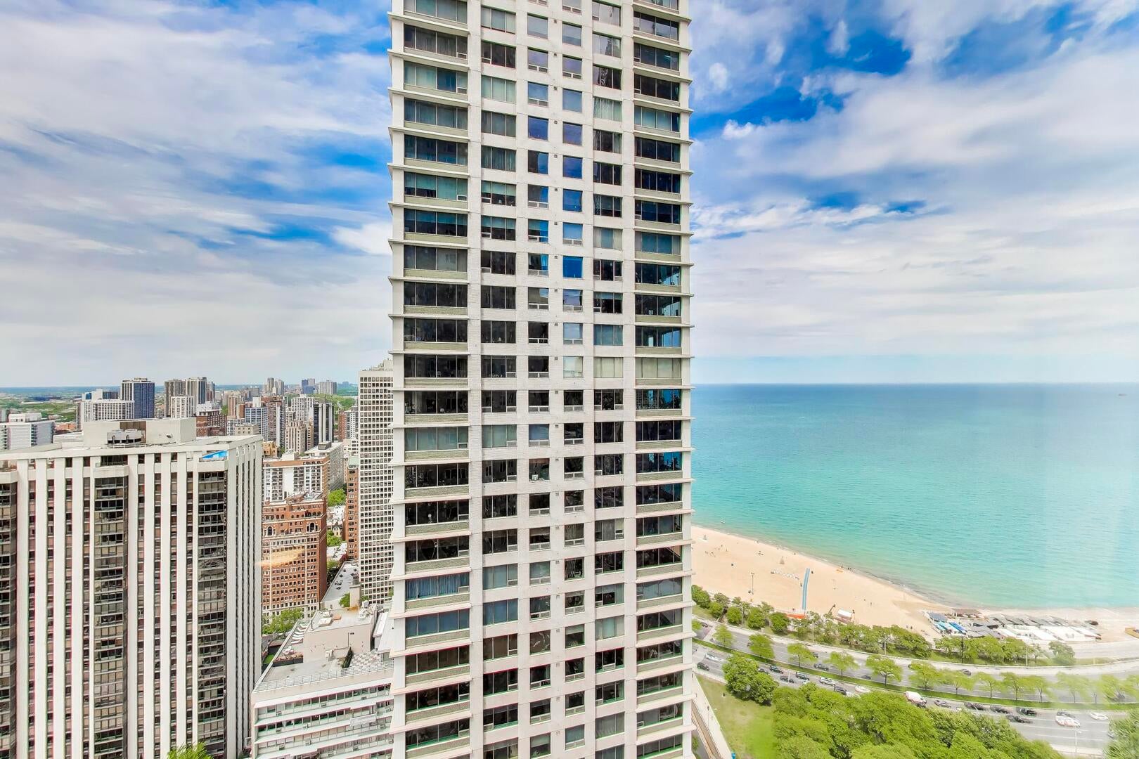 950 N Michigan Avenue 3103