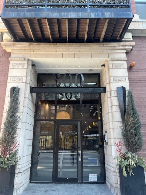 300 W Grand Avenue 301
