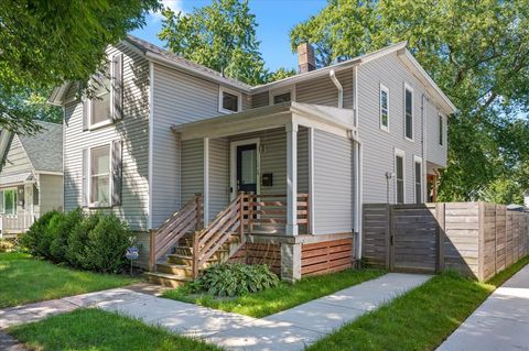 Photo of 1504 Ashland Avenue, Evanston, IL 60201 (MLS # 12603678)