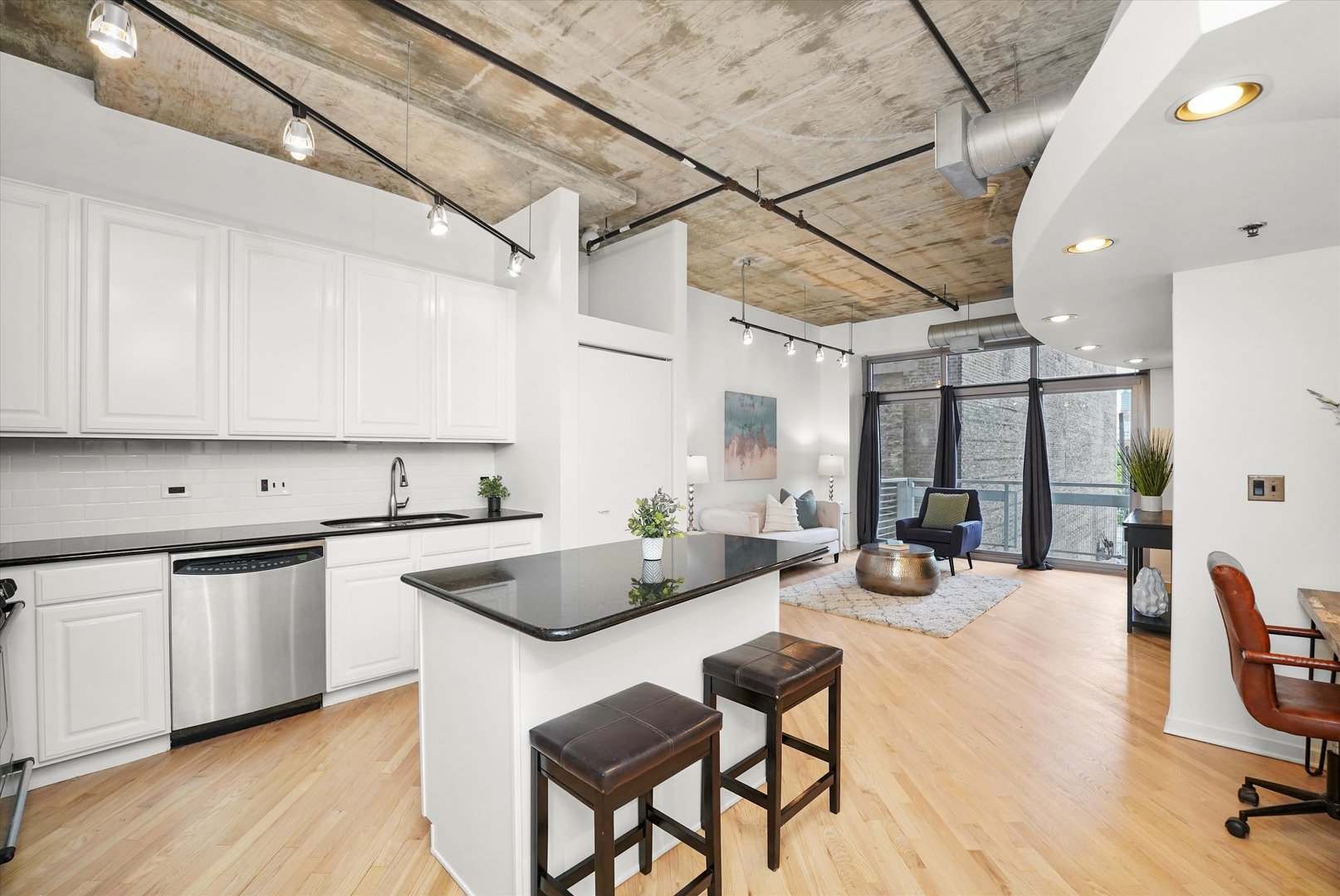 933 W VAN BUREN Street 320