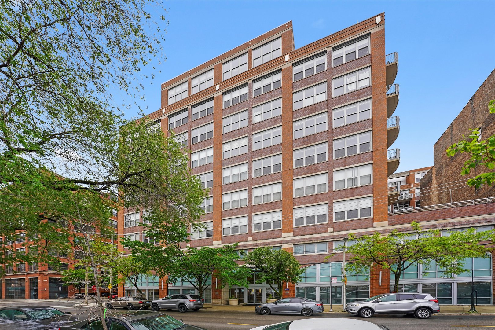 933 W VAN BUREN Street 320