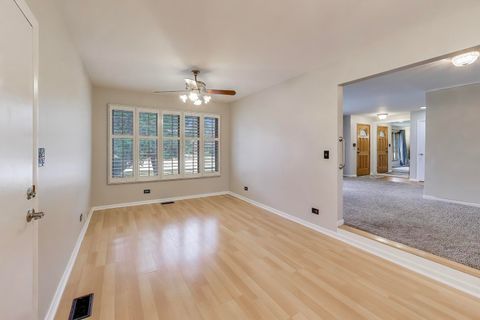 Tiny photo for 400 Landmeier Road, Elk Grove Village, IL 60007 (MLS # 12522713)