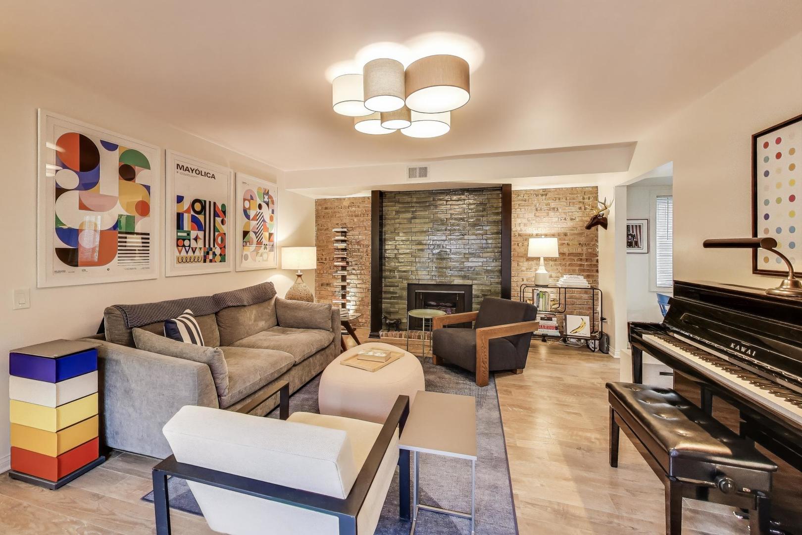 4876 N HERMITAGE Avenue 102