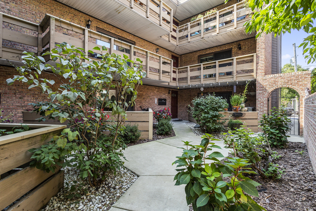 4876 N HERMITAGE Avenue 102