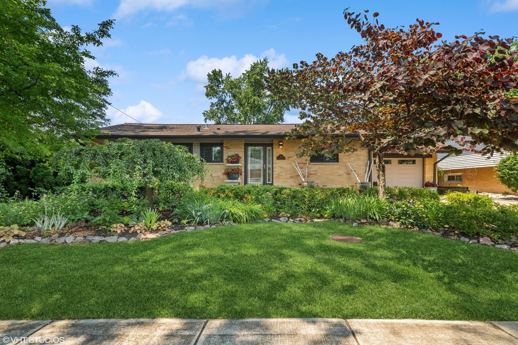 Photo for 316 S Reuter Drive, Arlington Heights, IL 60005 (MLS # 12409070)