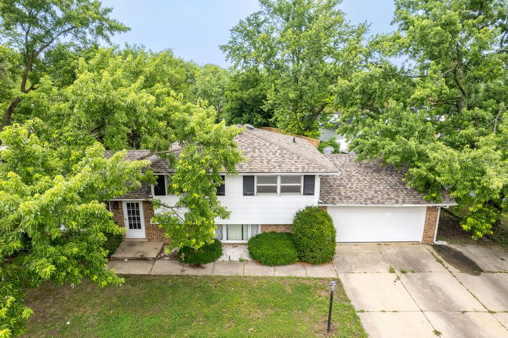 Photo for 555 N Cherry Drive, Glenwood, IL 60425 (MLS # 12405028)