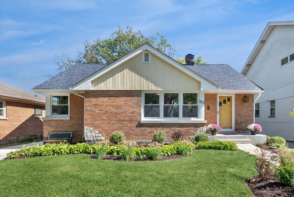 Photo for 617 S Madison Avenue, La Grange, IL 60525 (MLS # 12478099)