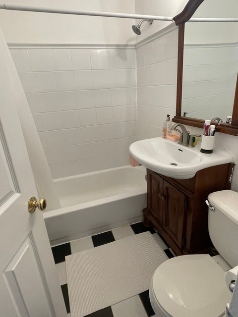 Tiny photo for 6833 N Oakley Avenue #3B, Chicago, IL 60645 (MLS # 12773714)