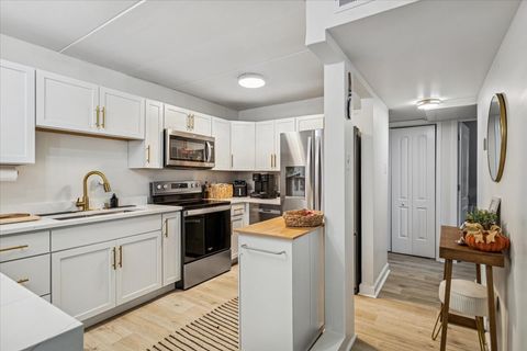 Tiny photo for 13933 James Drive #816, Crestwood, IL 60418 (MLS # 12600009)