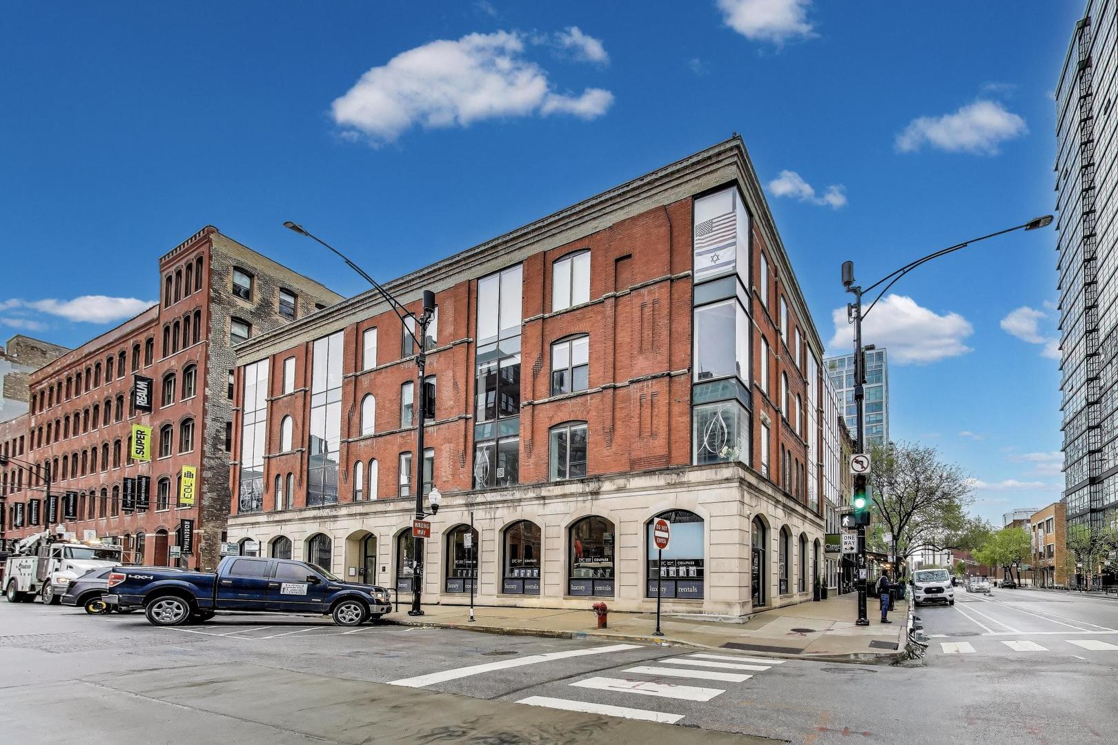 200 W Superior Street