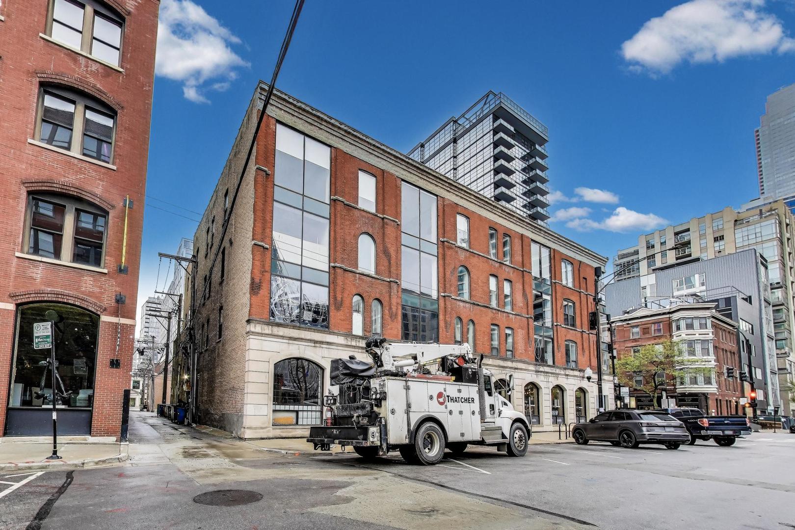 200 W Superior Street
