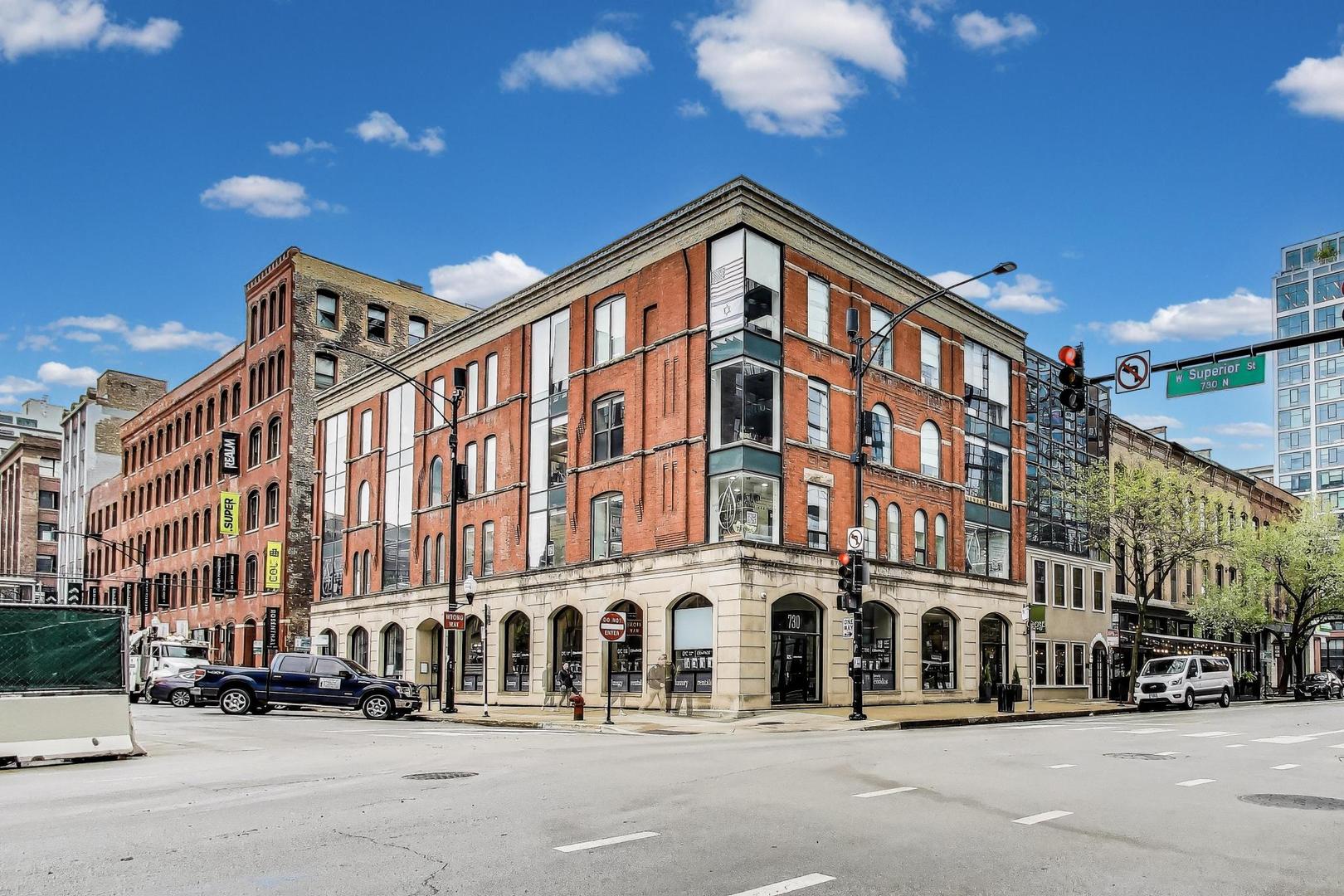 200 W Superior Street