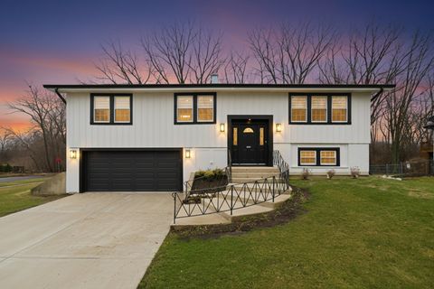 Photo of 2S245 Mayfield Lane, Glen Ellyn, IL 60137 (MLS # 12595633)