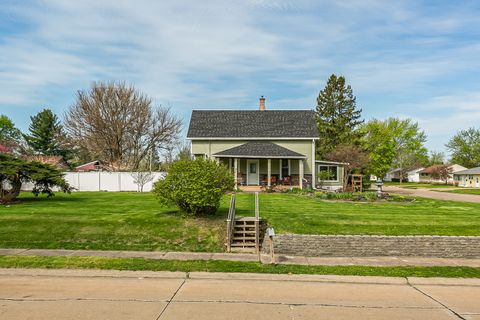 Photo of 2136 N Zenith Avenue, Davenport, IA 52804 (MLS # 12625969)