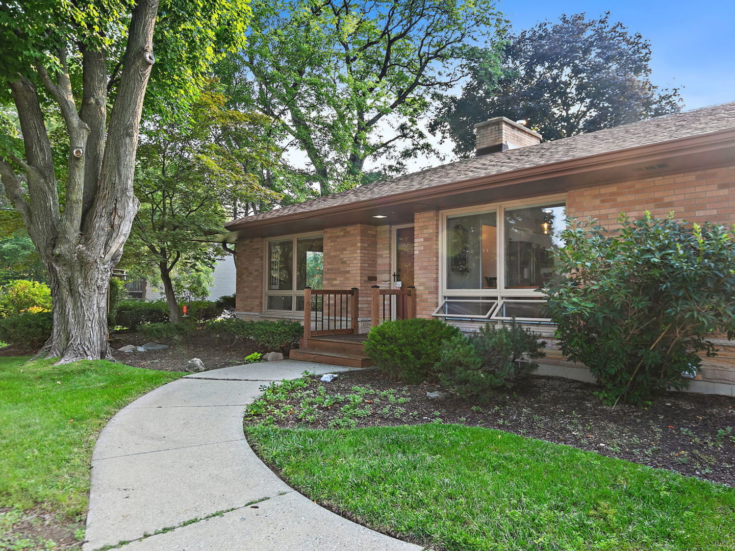 587 N Clifton Avenue