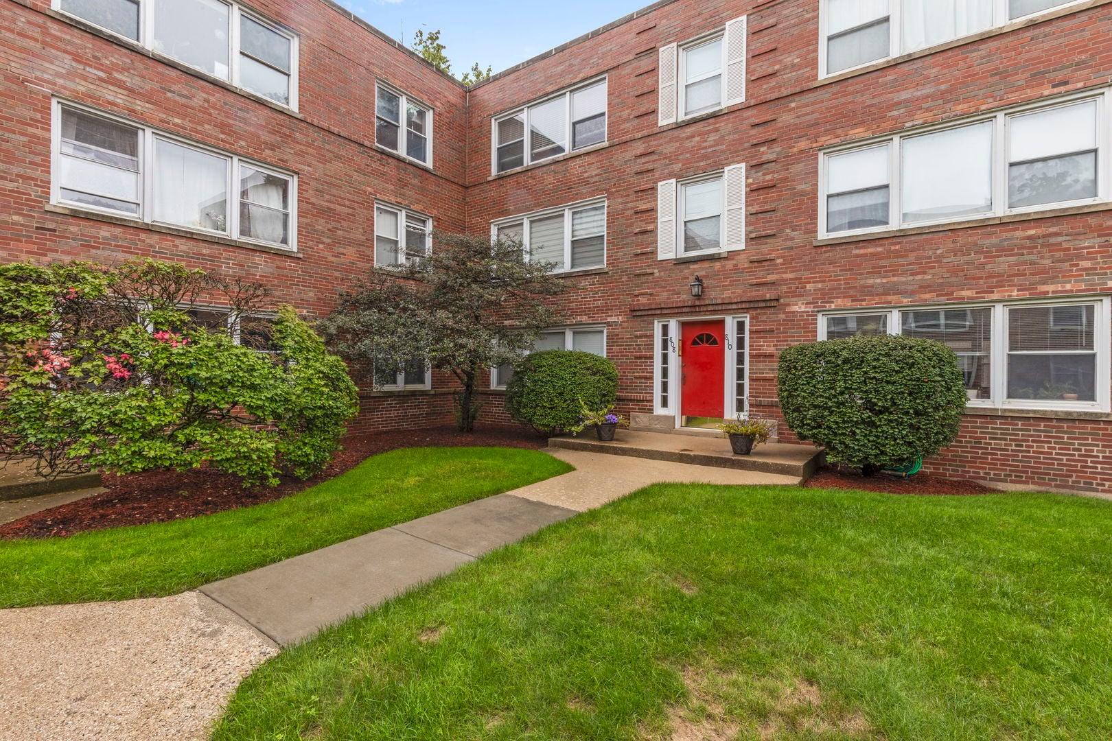 808 Oakton Street 1