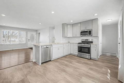 Tiny photo for 395 Washington Boulevard, Hoffman Estates, IL 60169 (MLS # 12561758)