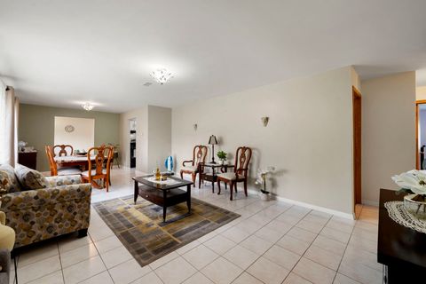 Tiny photo for 100 Des Plaines Lane, Hoffman Estates, IL 60169 (MLS # 12534076)