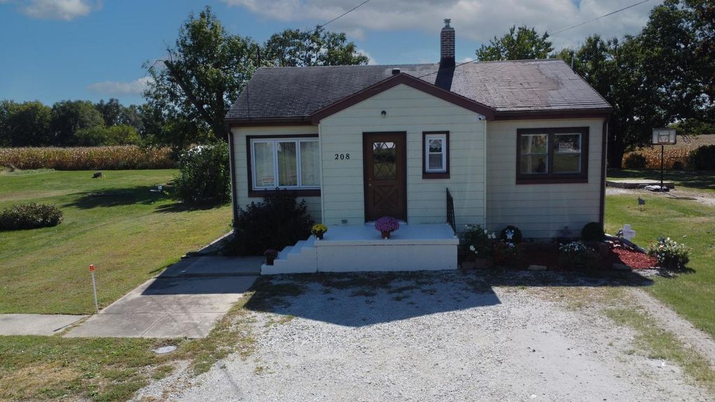 Photo for 208 W Chapel Street, Beaverville, IL 60912 (MLS # 12491483)