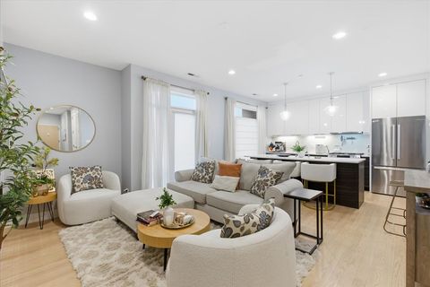 Tiny photo for 715 South Boulevard #301, Oak Park, IL 60302 (MLS # 12569339)