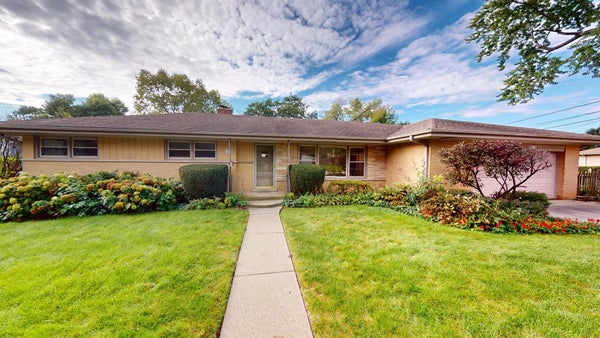 1105 W GROVE ST, ARLINGTON HEIGHTS, IL 60005 - Image c904e36d9a97f7e2a3bfd9e862737e06/3567486257