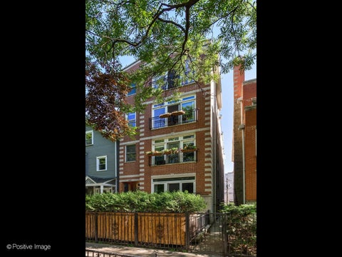 Photo of 645 W BRIAR Place #3, Chicago, IL 60657 (MLS # 12668336)