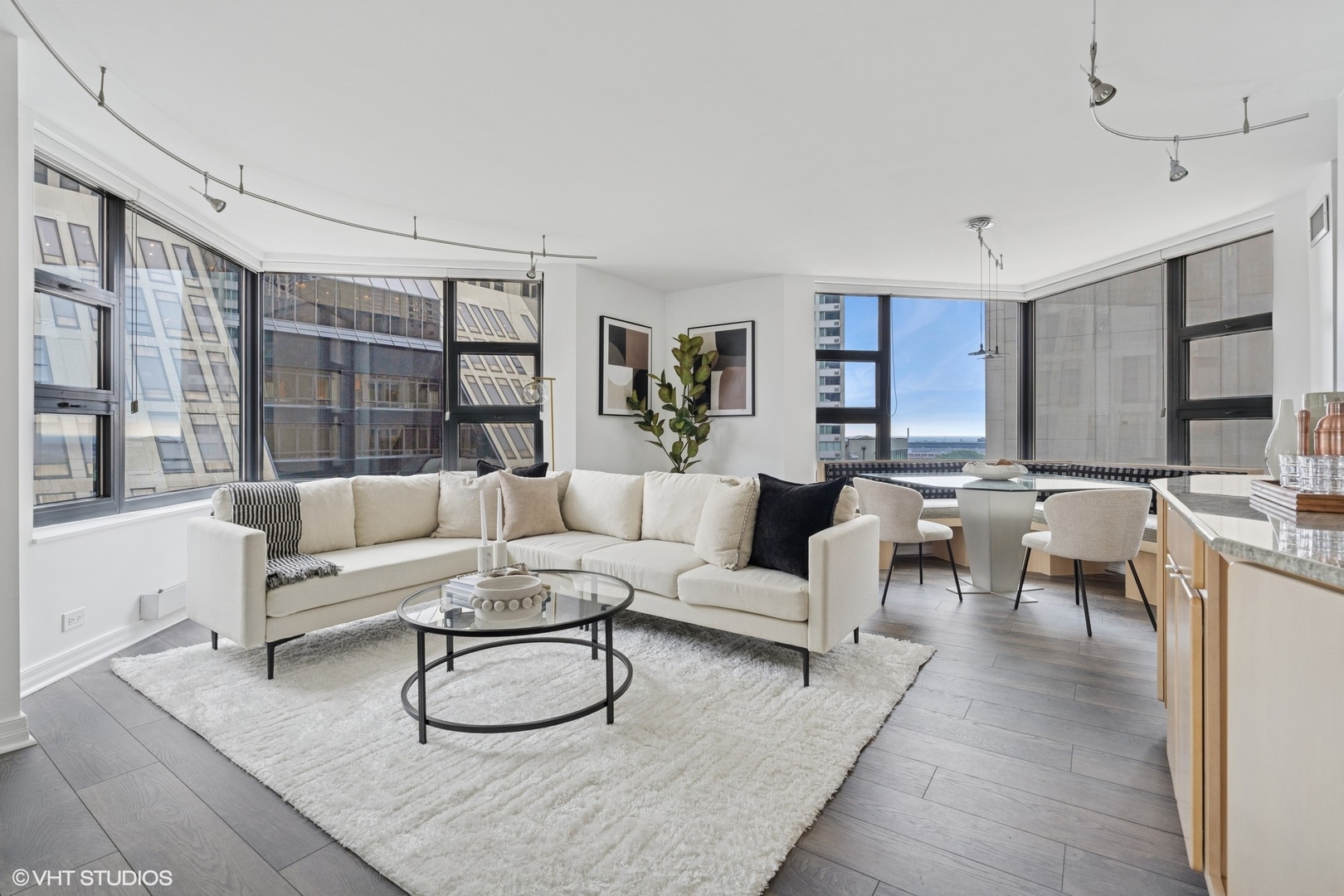 401 E Ontario Street 809