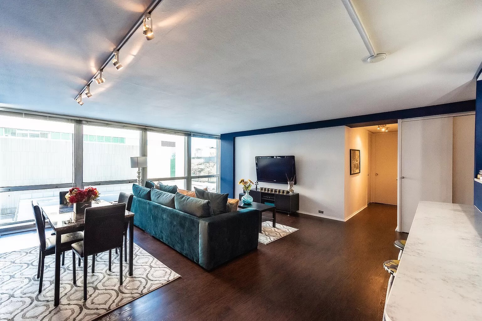 330 W Diversey Parkway 404