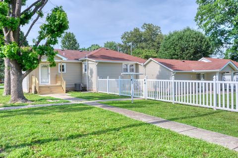 Tiny photo for 602 W Ray Avenue, Christopher, IL 62822 (MLS # 12670291)