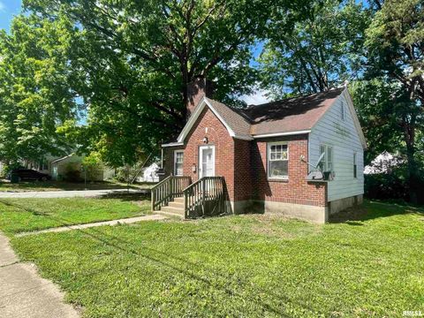 Tiny photo for 300 N OAKLAND Avenue, Carbondale, IL 62901 (MLS # EB458644)