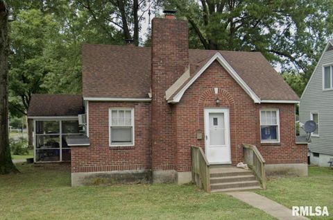 Photo of 300 N OAKLAND Avenue, Carbondale, IL 62901 (MLS # EB458644)