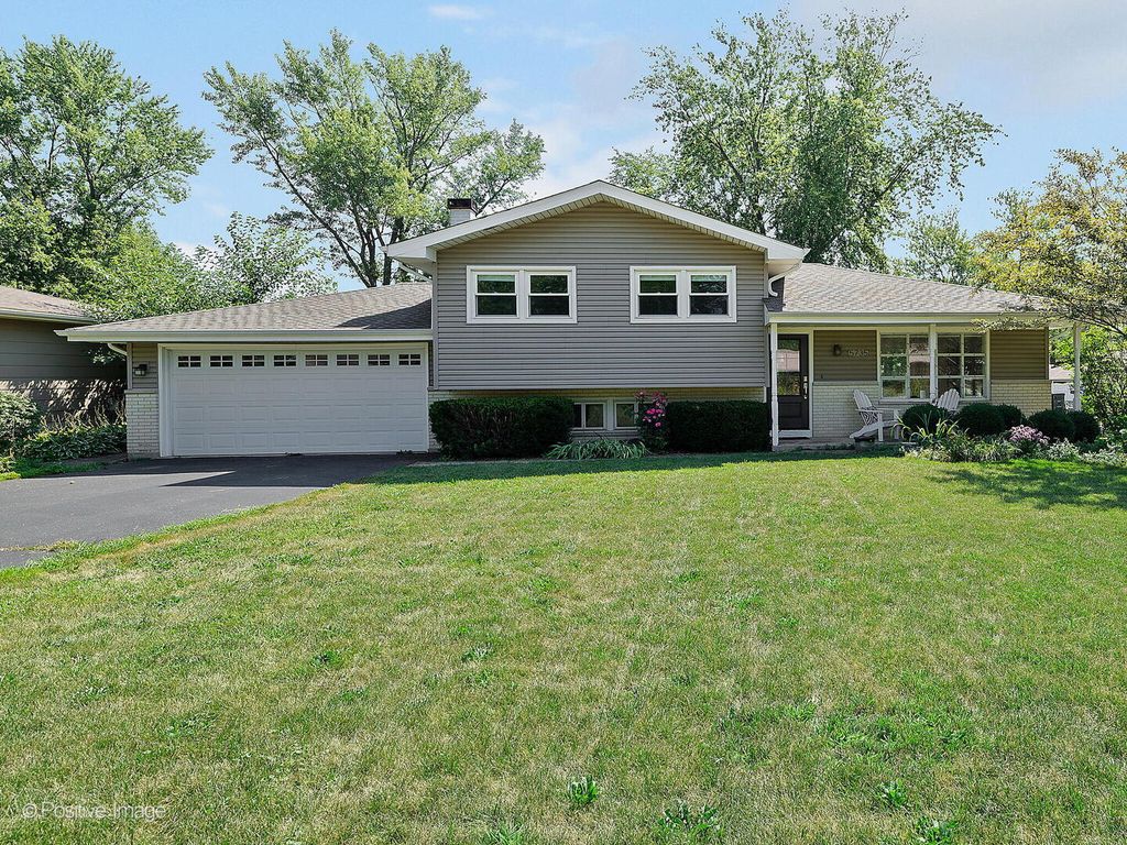 Photo for 5735 Virginia Avenue, Clarendon Hills, IL 60514 (MLS # 12502900)