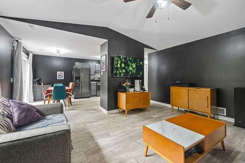 Tiny photo for 1940 Matthew Court #D, Elgin, IL 60123 (MLS # 12464077)