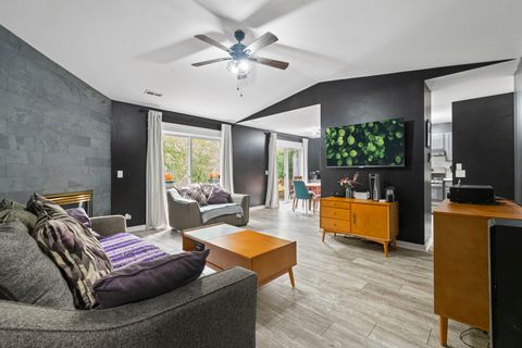 Tiny photo for 1940 Matthew Court #D, Elgin, IL 60123 (MLS # 12464077)