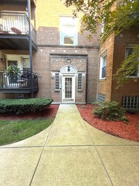 1443 W Victoria Street 1R Chicago IL 60660