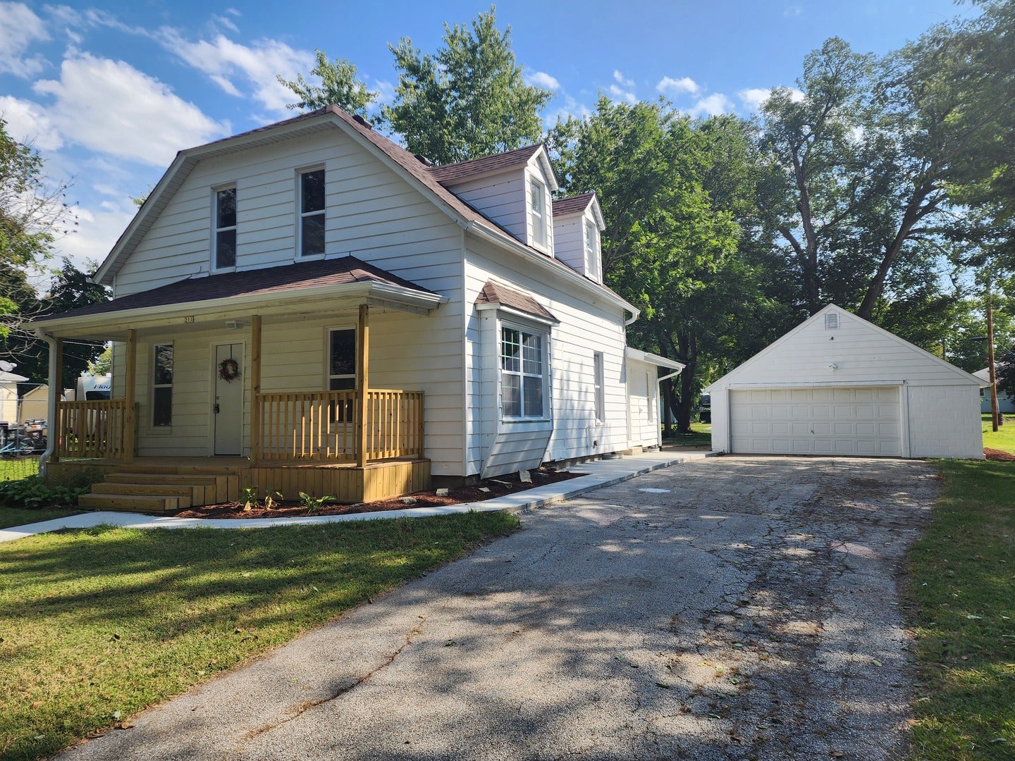 211 N Hickory Street