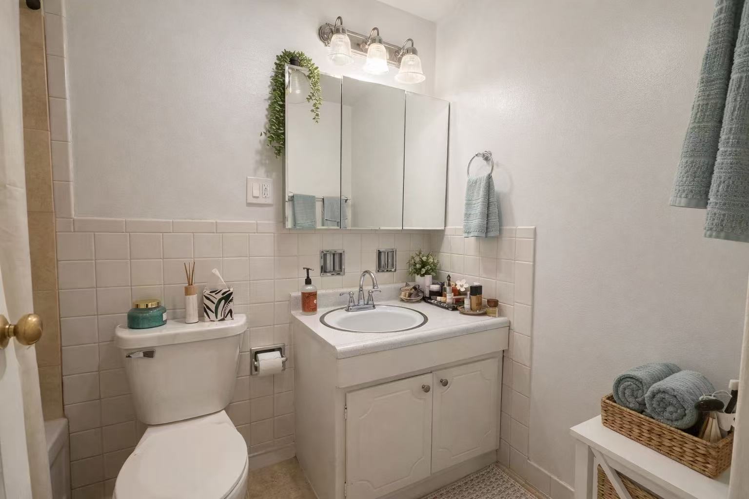 539 W Stratford Place 407