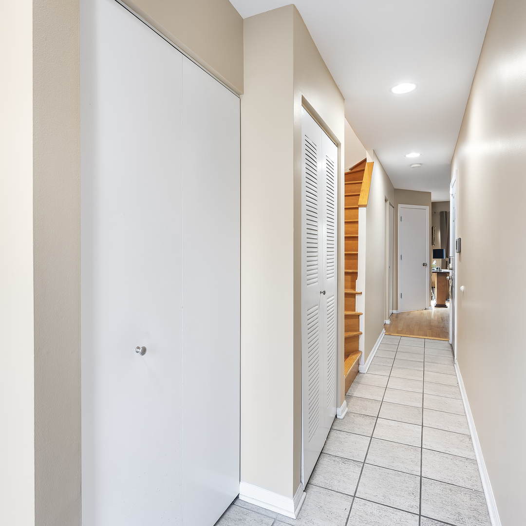 1801 W Winnemac Avenue F