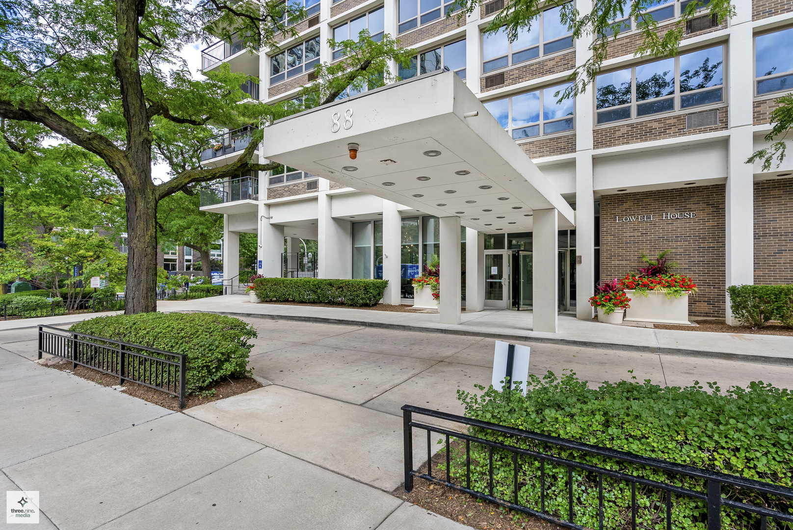 88 W Schiller Street 404L