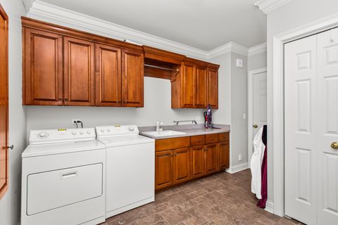 Tiny photo for 610 Grant Court, Burr Ridge, IL 60527 (MLS # 12702919)