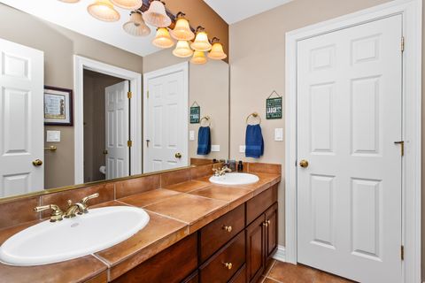 Tiny photo for 610 Grant Court, Burr Ridge, IL 60527 (MLS # 12702919)